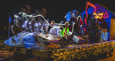 Un joli défilé de tracteurs illuminés